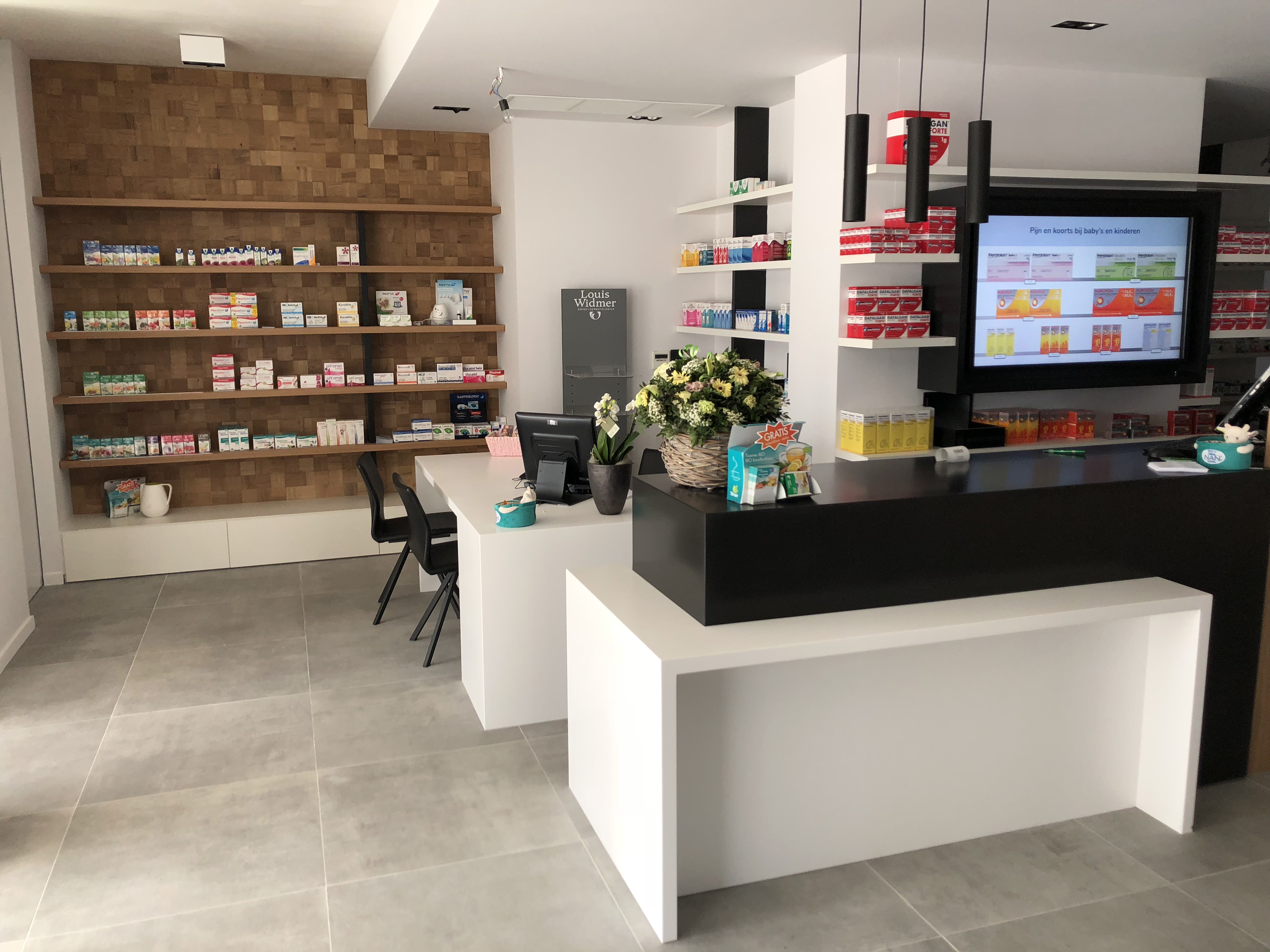 Prachtige houten zijwand van Woodoffice in deze apotheek. 