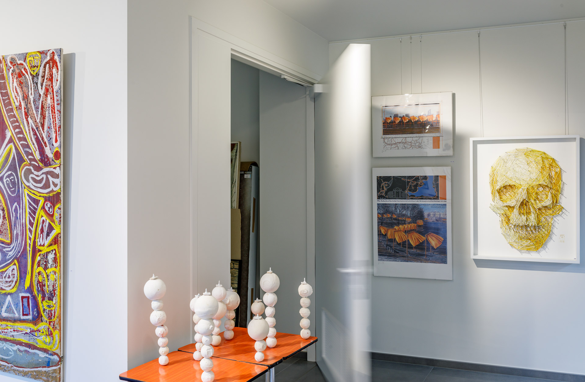 Woodoffice's magazijndeur in kunstgalerij De Vuyst met wit deurbeslag staat open.