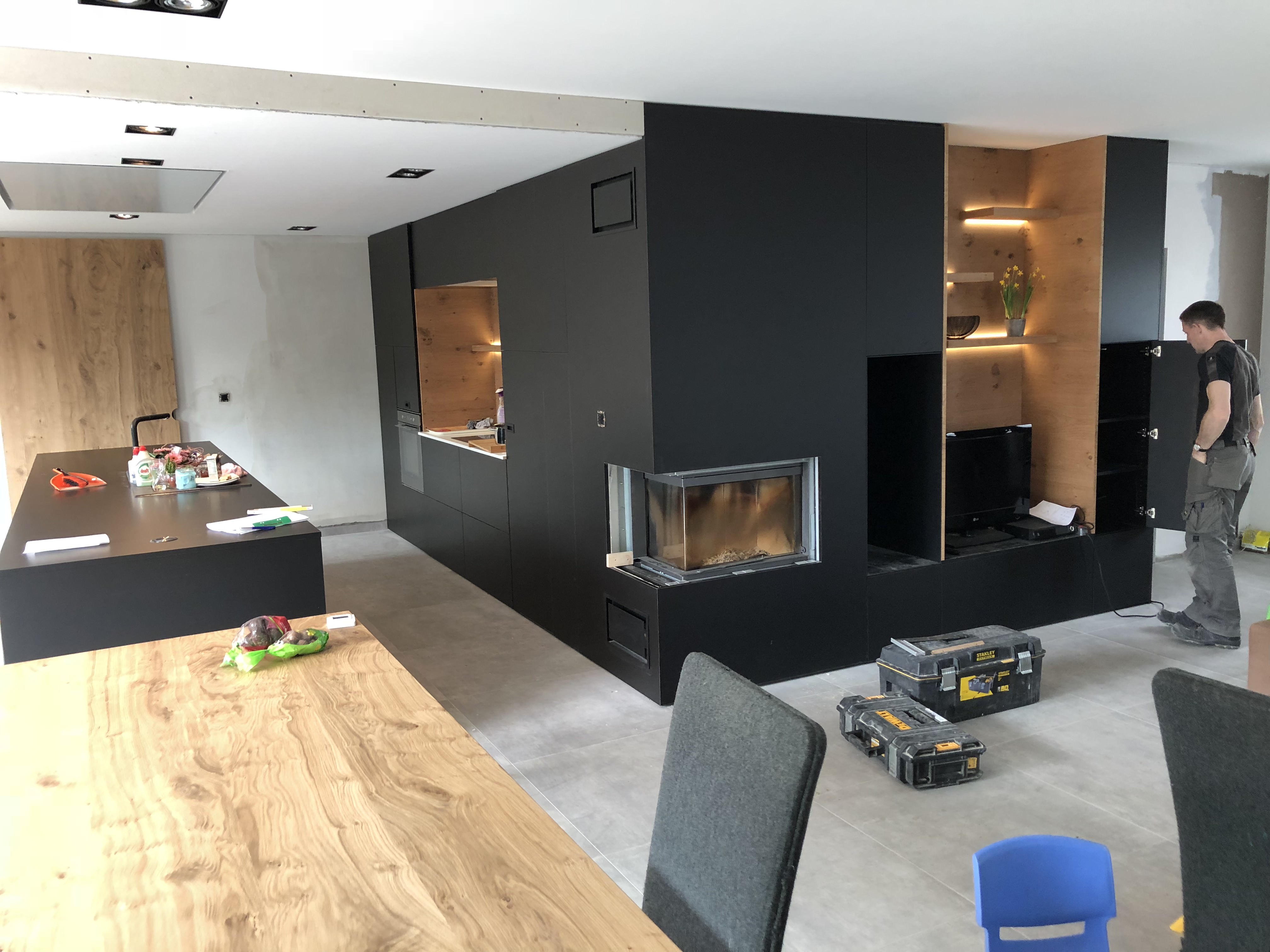 Een keuken living blok met geïntegreerde haard. 